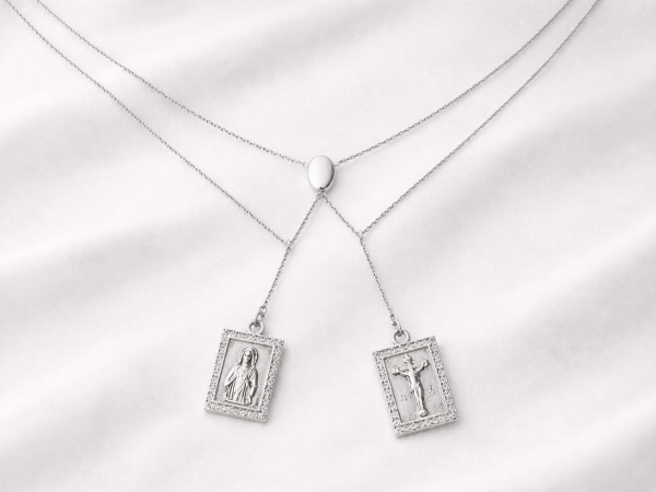 Escapulário de aço inox masculino combina com outros acessórios?