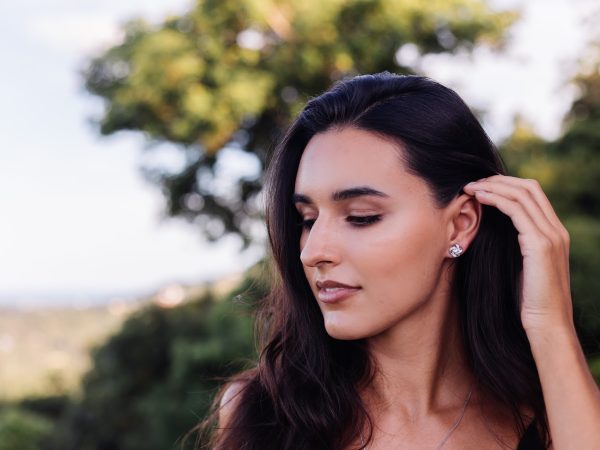 Brinco pequeno feminino é suficiente para compor um visual marcante?