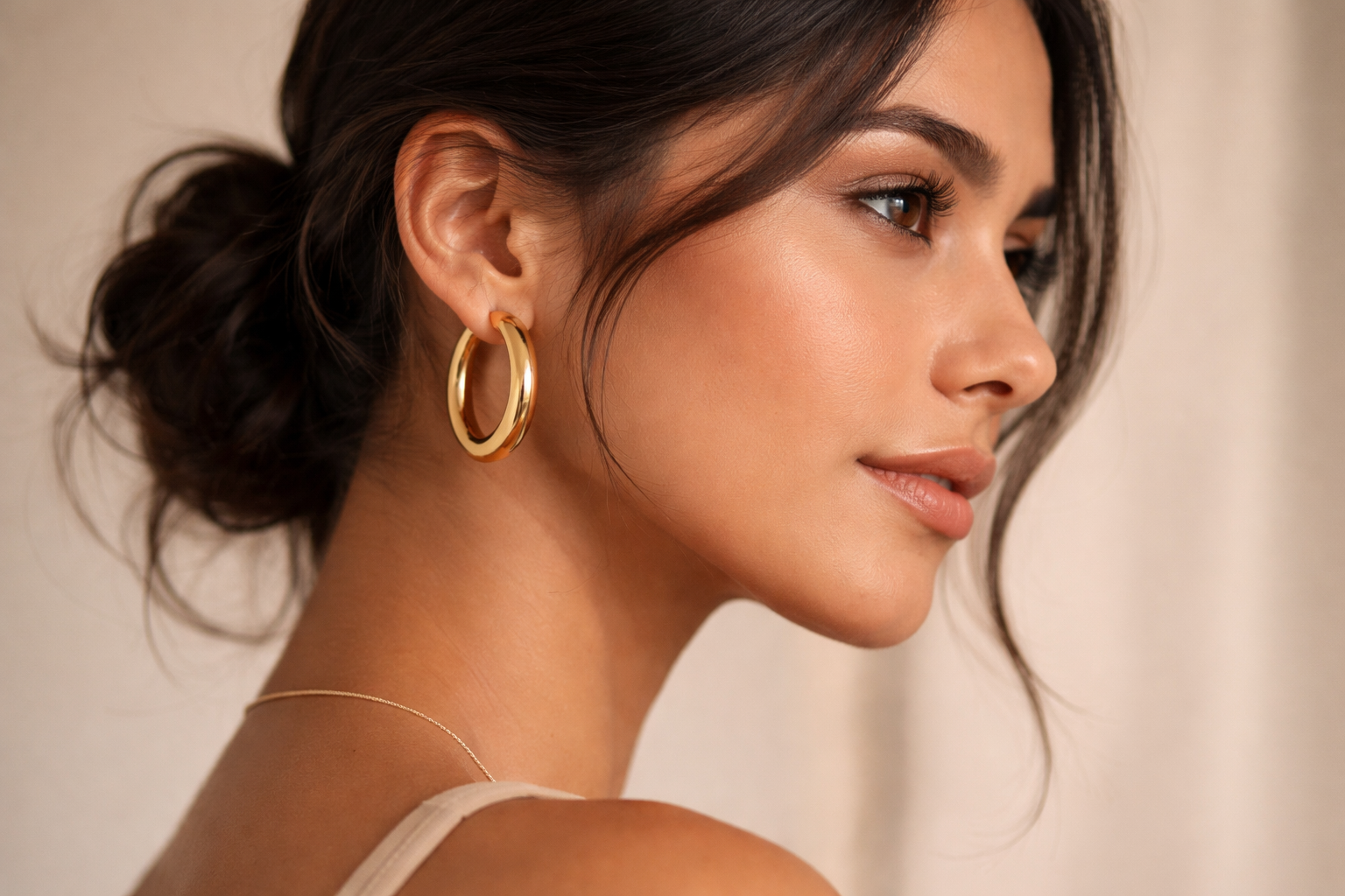 Como usar brinco grande dourado sem exagerar na produção?