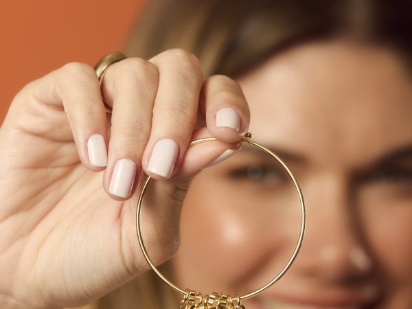 Pulseiras femininas: o styling de punhos que conquistou as produções mais elegantes